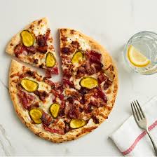Recette De Pizza A La Viande Fumee Style Montreal Fromages Saputo Recipe Meat Pizza Meat Pizza Recipes Recipes