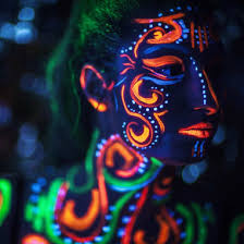 Si cette dernière méthode est plus facile à mettre en oeuvre, elle requiert une lampe à lumière noire ou à uv pour briller dans le noir. Box Farbe Neon Korper Make Up Fluo Farbe Der Nacht
