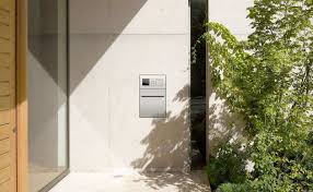 Freisprechanlagen für das haus bieten immer mehr funktionen. Gira System 106 Klingel Und Freisprechanlage In Einem Intelligentes Haus Haus Architektur Garage Einfahrt