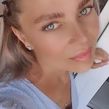 Lara Larsen's Instagram, Twitter & Facebook