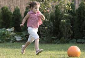 Los mejores juegos para babés y niños pequeños. 6 Juegos Con Balon Para Mejorar La Psicomotricidad De Los Ninos