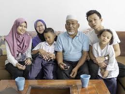 Sebagai seorang muslim, penting kiranya untuk memahami bagaimana sikap dan cara kita berinterakti dengan kedua orang tua kita. Jangan Dianggap Beban Berbakti Kepada Ibu Bapa Anak Bapak