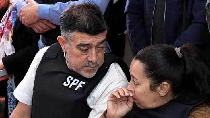 Carlos Pérez y María Victoria Caillava reaparecieron en público y  enfrentaron a vecinos que pidieron por Loan | eltrece