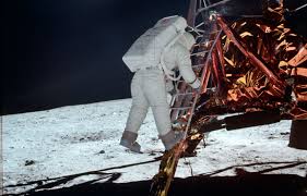 Il n'y a d'ailleurs aucun lien prouvé entre les aliens/ovni qui viennent de sous terre (et qui sont des démons sortant de l'enfer, lire le chapitre sur les ovni) et les bases. Mission Apollo 11 Des Jambes Quebecoises Sur La Lune Avant Le Pied Americain Le Devoir