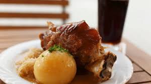 Schweinshaxe Aus Dem Backofen Stilecht Mit Knodeln Sauerkraut Rezept Sauerkraut Schweinrezepte Lebensmittel Essen
