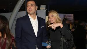 Ερωτήματα προκάλεσε η φωτογραφία του βασίλη κικίλια αγκαλιά με τον αpollo, το σκυλάκι που χάρισε στον μικρό γιο της τζένης μπαλατσινού το διάστημα που ήταν ακόμη ζευγάρι με την παρουσιάστρια. Tzenh Mpalatsinoy Basilhs Kikilias Etsi Egine H Protash Gamoy I Love Style