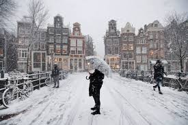 Er trekken enkele onweersbuien over het oosten en zuidoosten. Knmi Roept Code Rood Uit Voor Heel Nederland Vanwege Extreem Weer
