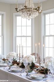 Holiday Table Settings White Roses And Magnolia Leaves Holiday Table Settings Dinner Table Decor Christmas Dining Table