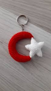 Amigurumi Ay Yildiz Bayrak Anahtarlik Yapimi Orgu Modelleri 2020 Bayrak Amigurumi Yildiz