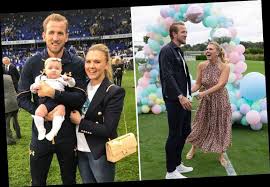 Taking to instagram, the footballer posted a cute photo of the. Harry Kane And Wife Katie Having A Baby Boy As Tottenham Ace Bursts Blue Football Balloon In Touching Gender Reveal Clip Wstale Com