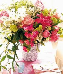 Sommerstrauss Aus Flieder Pfingstrosen Und Wicken Blumen Pflanzen Blumenarrangements Pfingstrosen