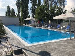 Airport parking ofera servicii de parcare pe termen lung in imediata apropiere a aeroportului otopeni, fiind la o distanta de numai 3 minute fata de terminalul plecari/sosiri. Libertatii Terraces Airport Residences