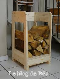 avec des palettes esprit laita planches de palettes range buche rangement bois