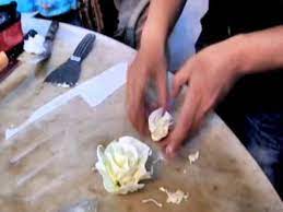 Pratama evan kali ini akan memberikan cara membuat hiasan bunga dari coklat.simpel.dan dari peralatan sederhana. Cara Membuat Dekor Bunga Simpel Dengan Cokelat Youtube