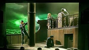 Gestaltet in absprache mit dem regisseur die kleidung, die die darsteller auf der bühne tragen. Der Fliegende Hollander In Esslingen Der Teufel Steckt Im Detail Kultur Stuttgarter Zeitung