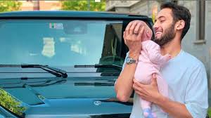 Hakan çalhanoğlu ve eşi sinem gündoğdu çalhanoğlu sosyal medyadan ilk kez kızları liya ile bir paylaşım yaptılar. Bu Cocuk Buyudugunde O Haberleri Okuyacak Youtube