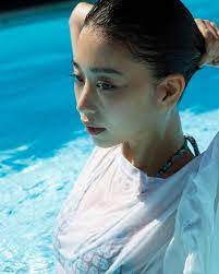 森川葵、水着姿でプールに浸かるショットに「痺れるほどの美しさ」「めっちゃ涼しげ〜」とファンうっとり - 耳マン