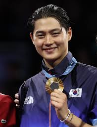 Oh Sang-wook (27) and Park Sang-won (23), who won two gold medals in men's  sabre and team events at ..