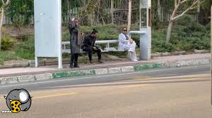 دوربین مخفی یواشکی از پشت دخترا عکس میگیره