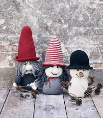 I svenskspråkiga områden i finland kallas han julgubben och har inte samma koppling till folktrons tomtar. 893729 Tovade Tomtar Snogubbe Sticka Julklapp Hippstick