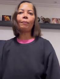 MC Loma chora após 'brincadeira' de mau gosto de Lucas Albert