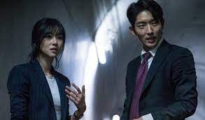 Driven by the desire to avenge his mother, a former gangster turned lawyer uses both his fists and the loopholes in law to fight against those with absolute power. Lawless Lawyer à¸£ à¸§ à¸§à¸«à¸™ à¸‡ Reviewnung Com