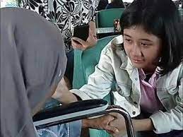 Viralnya amel berawal dari unggahan akun tiktok @kipotart, milik seorang fotografer jalanan bernama taufik akbar. Ibu Nike Ardilla Bertemu Amel Yang Viral Mirip Putrinya Nangis Terharu