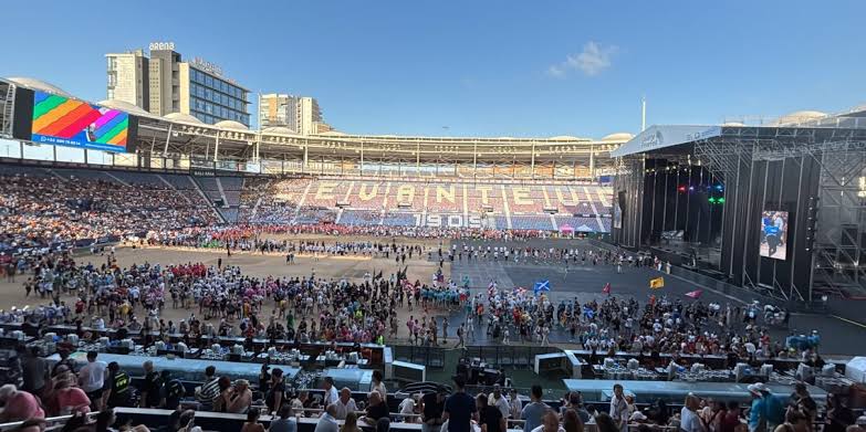 El Estadio Ciutat de Val&egrave;ncia, a escasa distancia de Benicalap, durante la multitudinaria gala de los Gay Games., generada por IA