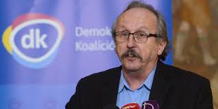 This article uses western name order when mentioning individuals. Fidesz Niedermuller Peter Meg Veszelyhelyzetben Is Tobb Tizmillios Osszeggel Tamogatja Czegledy Csabat Hirado Hu
