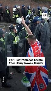 🇬🇧 👮 Protesters in the southern British city of #Southampton on Tuesday  attacked police at the site of the murder of 18-year-old student Henry  #Nowak. Far-right firebrand figure Tommy Robinson addressed the