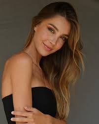 Andrea Baeza's Instagram, Twitter & Facebook