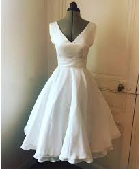 0:46 château de la mariée. Robe De Mariee Courte Annees 50 S 60 S En Satin Mat Et Robe Style Annees 50 Pour Mariage Civil Trending Dresses Wedding Dress Trends Dresses