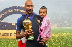 Galatasaray'da fransız futbolcu steven nzonzi'nin disiplinsiz nzonzi'nin kiralık sözleşmesinin feshedilmesi beklenen bir olmadı çünkü son dönemde özellikle psg. Nzonzi Interesse Le Psg Et Monaco Transferts Fc Seville 13 Aout 2018 Sofoot Com