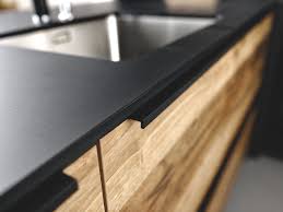 Zoom Du Champ Du Plan De Travail Stratifie Compact Fin Noir Nano Black Avec Facade Marron Clair Effet Bois Mur Facade Cuisine Cuisine Bois Clair Cuisine Marron