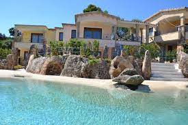 Perfetti per una vacanza in famiglia o con un gruppo di amici, gli appartamenti e le case della nostra selezione si trovano vicino alle spiagge più belle e ai più importanti centri turistici, immerse nella natura o. Case In Sardegna Una Scelta Che Va Oltre Il Mare E L Estate Aziende News