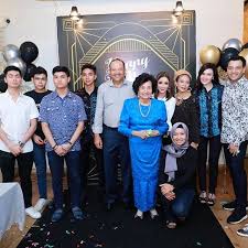 The johor royalty denied tunku nadzimuddin's claims, and stated that tunku ismail was barred from meeting tunku nadzimuddin that night for security reasons.1617. Che Puan Sarimah Ibrahim Bakal Melahirkan Zuriat Kerabat Diraja Negeri Sembilan Nona