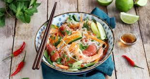 Recette Salade Thailandaise Aux Vermicelles De Riz Crevettes Et Pamplemousse En Video Recette Vermicelle De Riz Riz Au Crevette Recette Vermicelle