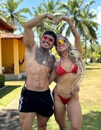 Miss Bumbum assume relacionamento com ator de pornô gay: Vitor é hétero e  extremamente profissional