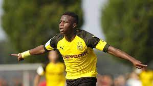 Transferts, salaire, palmares, statistiques en club et en sélection nationale. Youssoufa Moukoko 6 Things To Know About Borussia Dortmund S 14 Year Old Goal Machine 90min