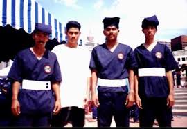 Gerakan yang baik dengan membuat pertahanan dan memberi pemakan ke bahagian dagu yang boleh melemahkan musuh sebelum bertindak membuat pergerak seterusnya samada, kalahkan dia atau lari. Silat Cekak Silat Papan Sekeping