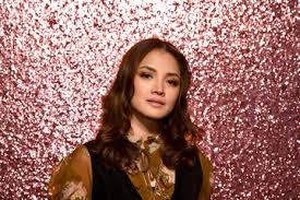 In 2009, fazura starred in pisau cukur,9 fazura played a character named intan who went to a vacation on a luxury cruise ship to cheer up her best friend bella, played by maya karin, whereas while on the ship they encounter three datuks host with fahrin ahmad. Nur Fazura Zimbio