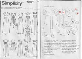 Cette robe doublée se ferme par deux boutons sur les épaules et deux autres plus petits au niveau longueur: Apprendre A Coudre Sur Comment Coudre Fr Robe Longue Fluide Robe Longue Robe Patron