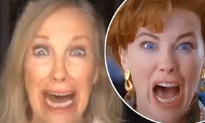 Catherine o'hara was born in canada on march 4, 1954. Catherine O Hara Recreates Hilarious Scene From Home Alone 2 Daily Mail Online