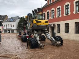 Sei case sono state spazzate via da un fiume nella parte ovest del paese a causa delle forti piogge che vanno avanti da. Xa4wv6swxrdrm