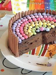 Gateau D Anniversaire Multicolore Les Delices D Helene Gateau Anniversaire Gateau Gateau Multicolore