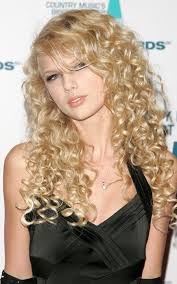 taylor swift boucles volumineuses taylor swift haare haar styling lockige frisuren