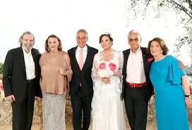 Η ίδια, όπως δημοσιεύει το πρώτο θέμα εμπνεύστηκε και παρουσίασε τον ήρωα της επανάστασης ως βαρύμαγκα ιδιοκτήτη σουβλατζίδικου με τζιν και τσαρούχια, που βρίζει και δέρνει τη γυναίκα του επειδή τη ζηλεύει, ώσπου εκείνη τελικά τον απατά με κούρδο λαθρομετανάστη. Gamos Olgas Kefalogiannh Minoy Matsa H Oikogeneiakh Fwto Me Makh Kai Royla Matsa Elenh Kefalogiannh Kai Ton 8eio Bardinogiannh Binteo Eirinika Gr