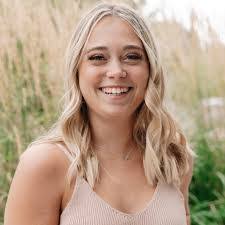 Kim Gratton's Instagram, Twitter & Facebook