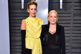 Родилась 17 декабря 1974 года в тампе, флорида (сша). Sarah Paulson Defends 32 Year Age Gap With Girlfriend Holland Taylor Page Six