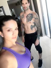 If only we all could have such workout partners... we would be super  motivated to hit the gym 🙃 Sunny Leone Daniel Weber